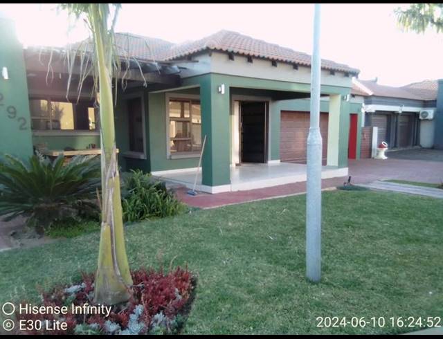 4 BEDROOM HOUSE FOR SALE IN THE ORCHARDS